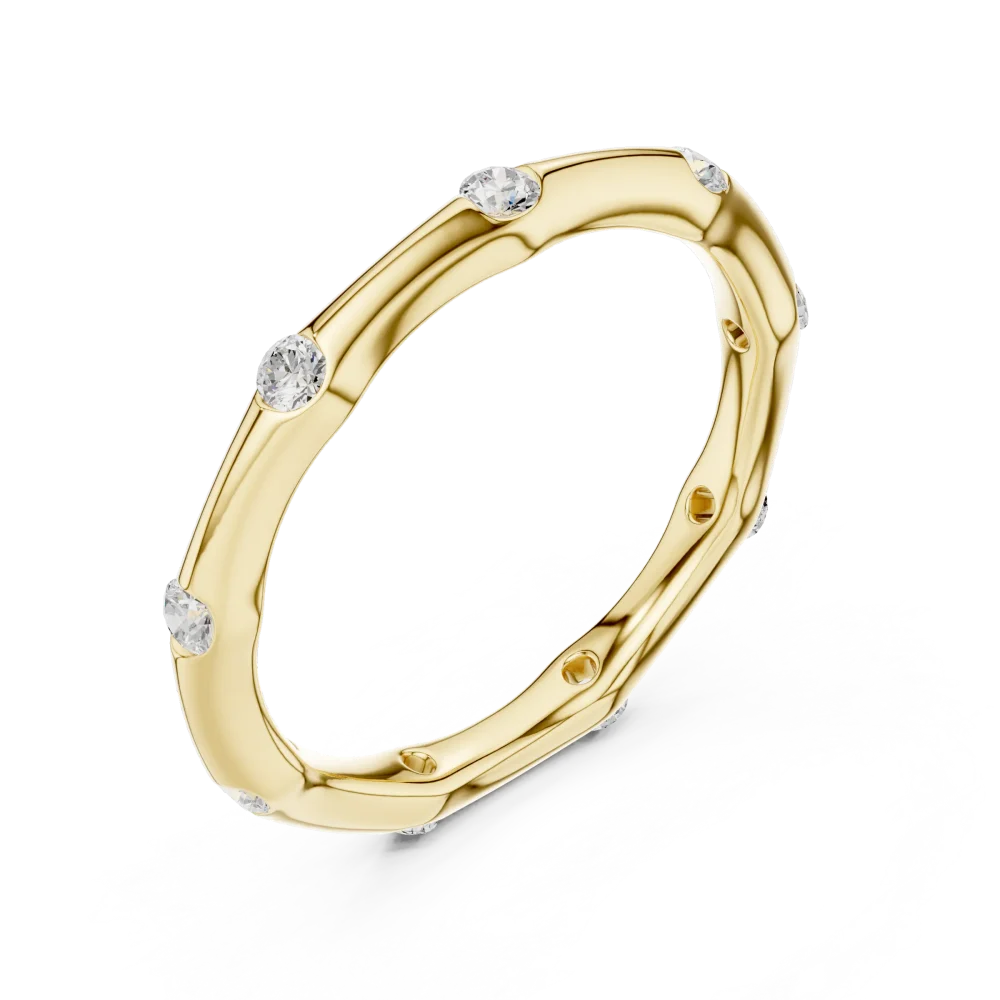 Discover the radiant brilliance of this bezel-set band, featuring meticulously placed DIAMEUR diamonds. Elevate your collection with this modern classic.