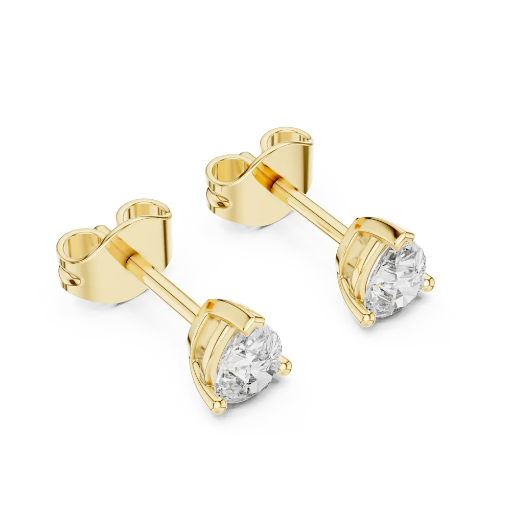 Discover the radiant elegance of these pear cut solitarie stud earrings. Expertly crafted for brilliant light play. Elevate your look and shop now.